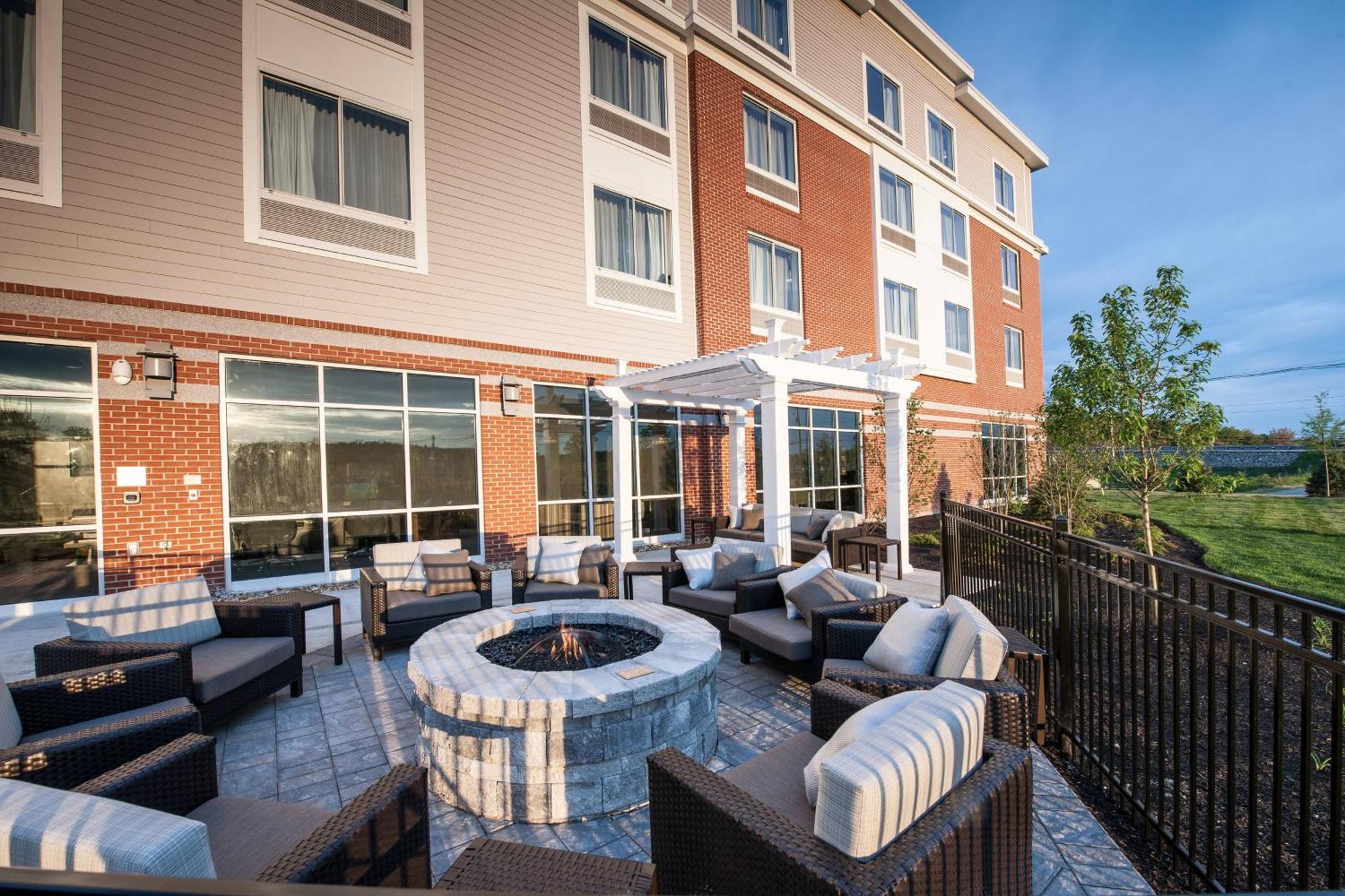 Courtyard By Marriott Boston Littleton Hotel Exterior foto