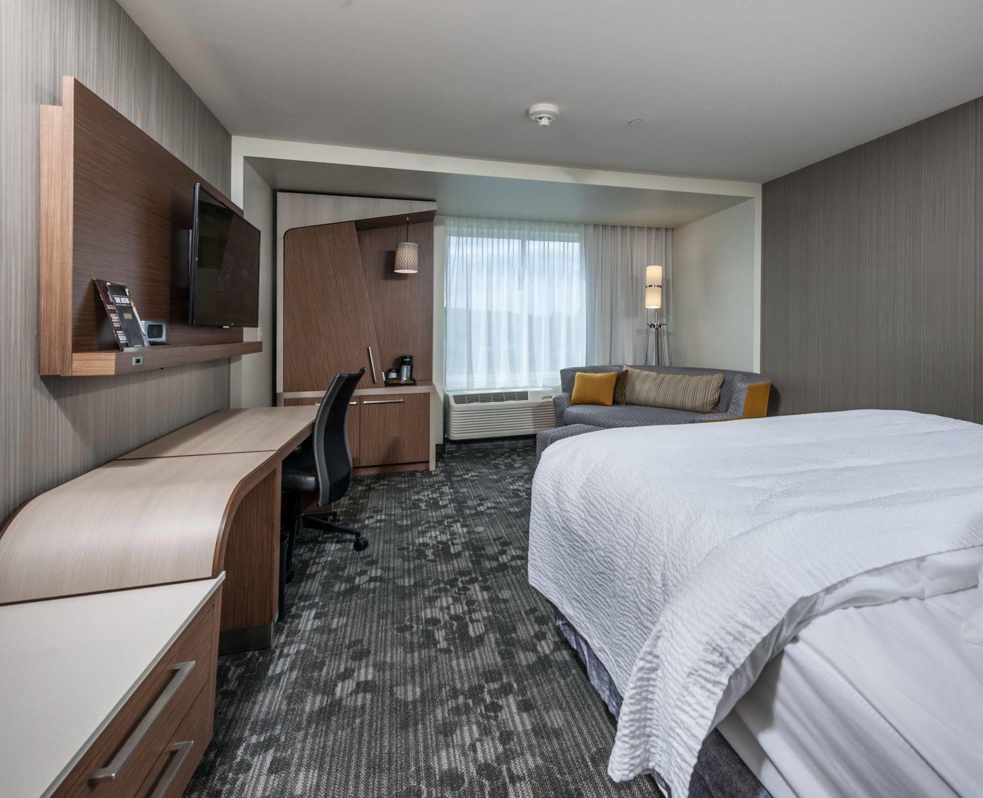 Courtyard By Marriott Boston Littleton Hotel Exterior foto
